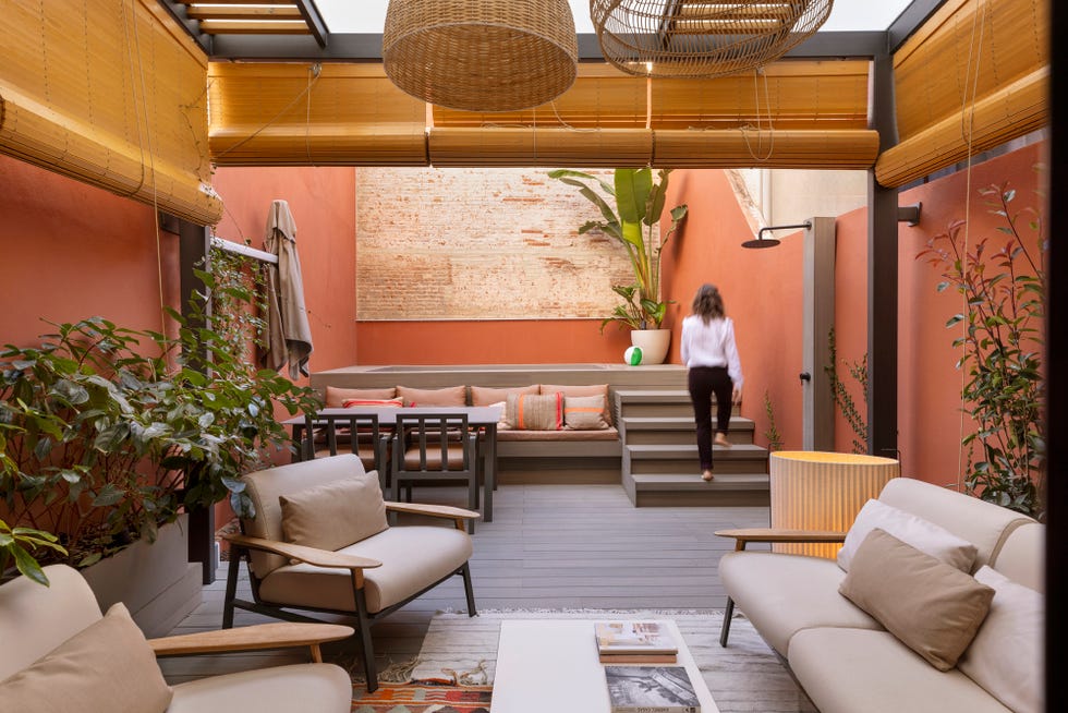 patio con zona de estar, comedor y piscina