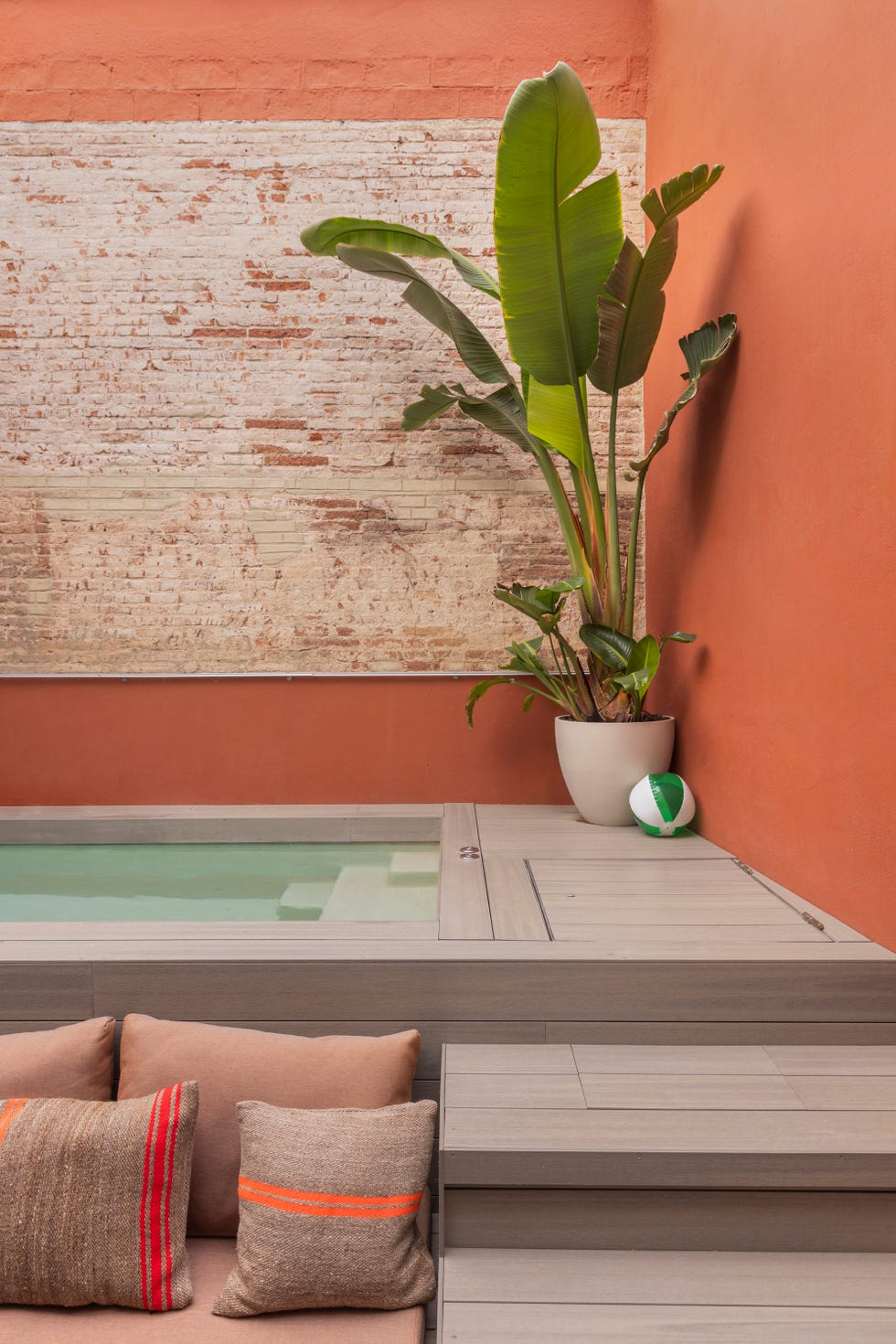 piscina con suelo de tarima