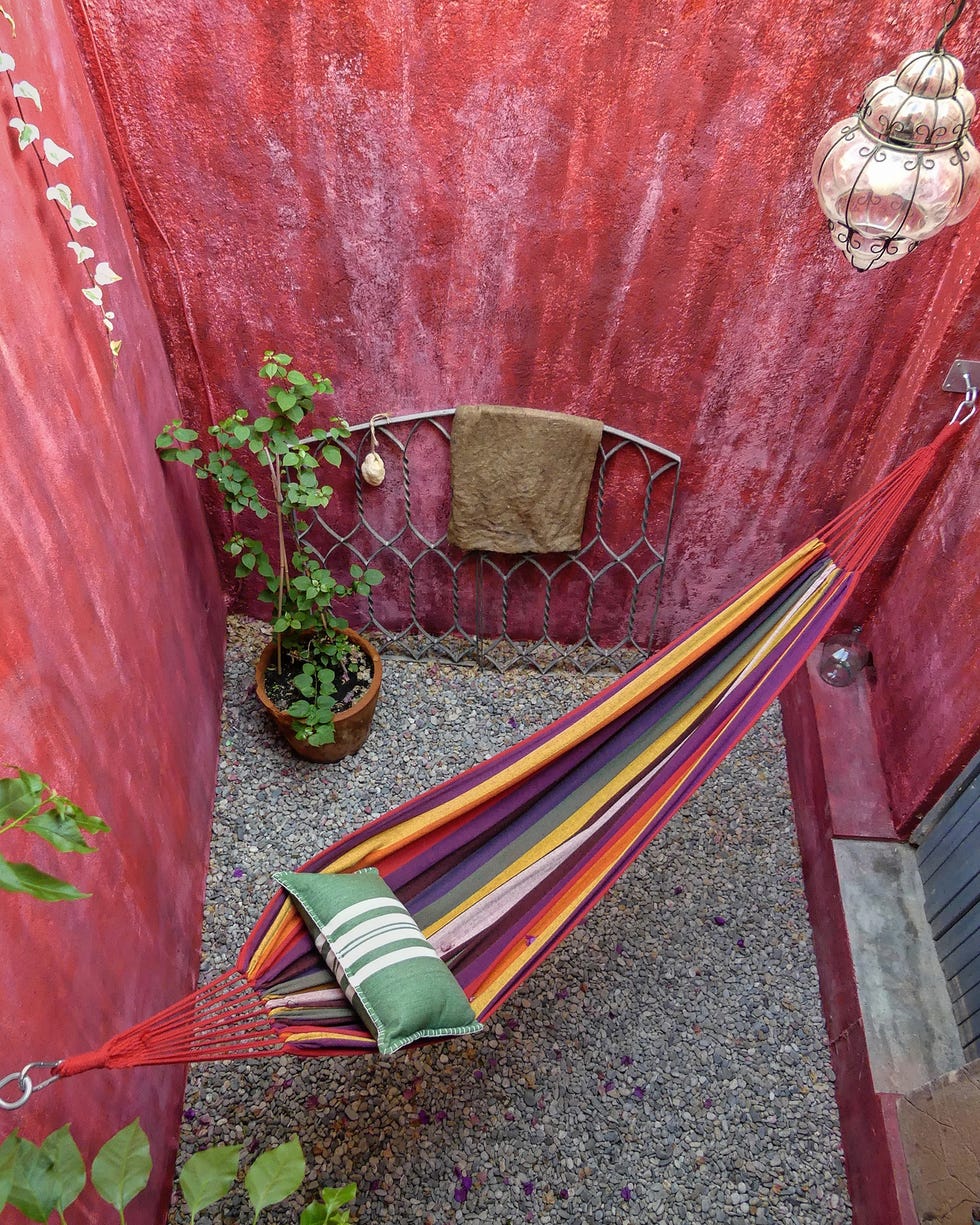 patio interior con hamaca de colores