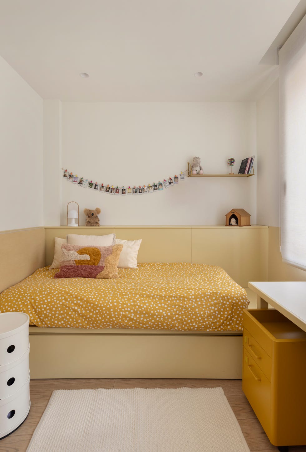 habitación infantil con cama nido en color ocre