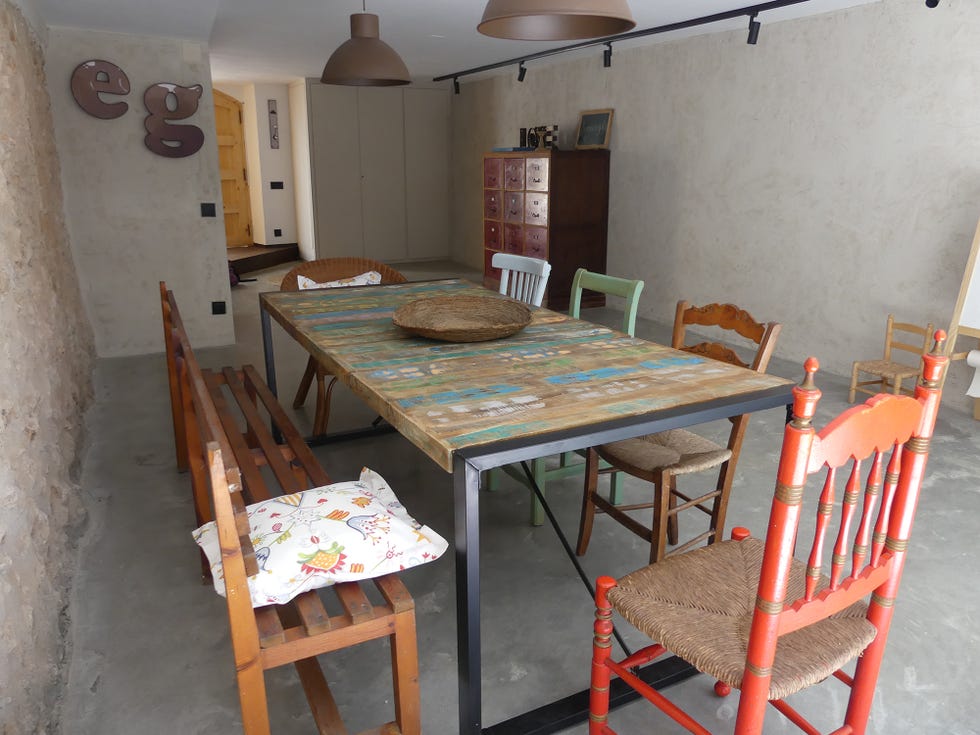 comedor rústico con muebles recuperados