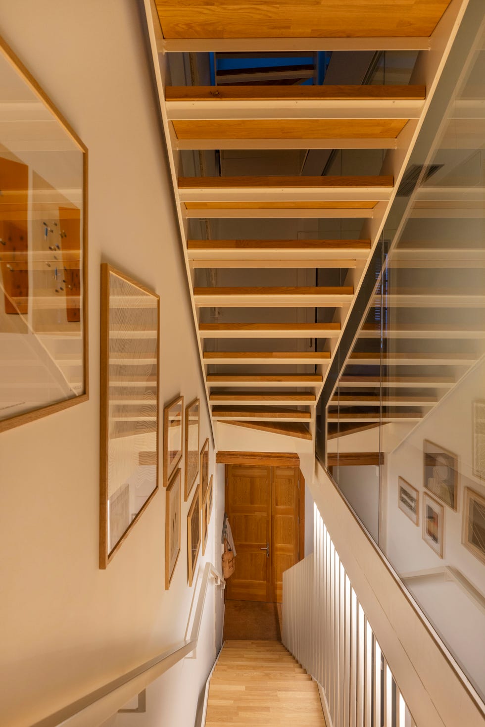 escalera con peldaños de madera