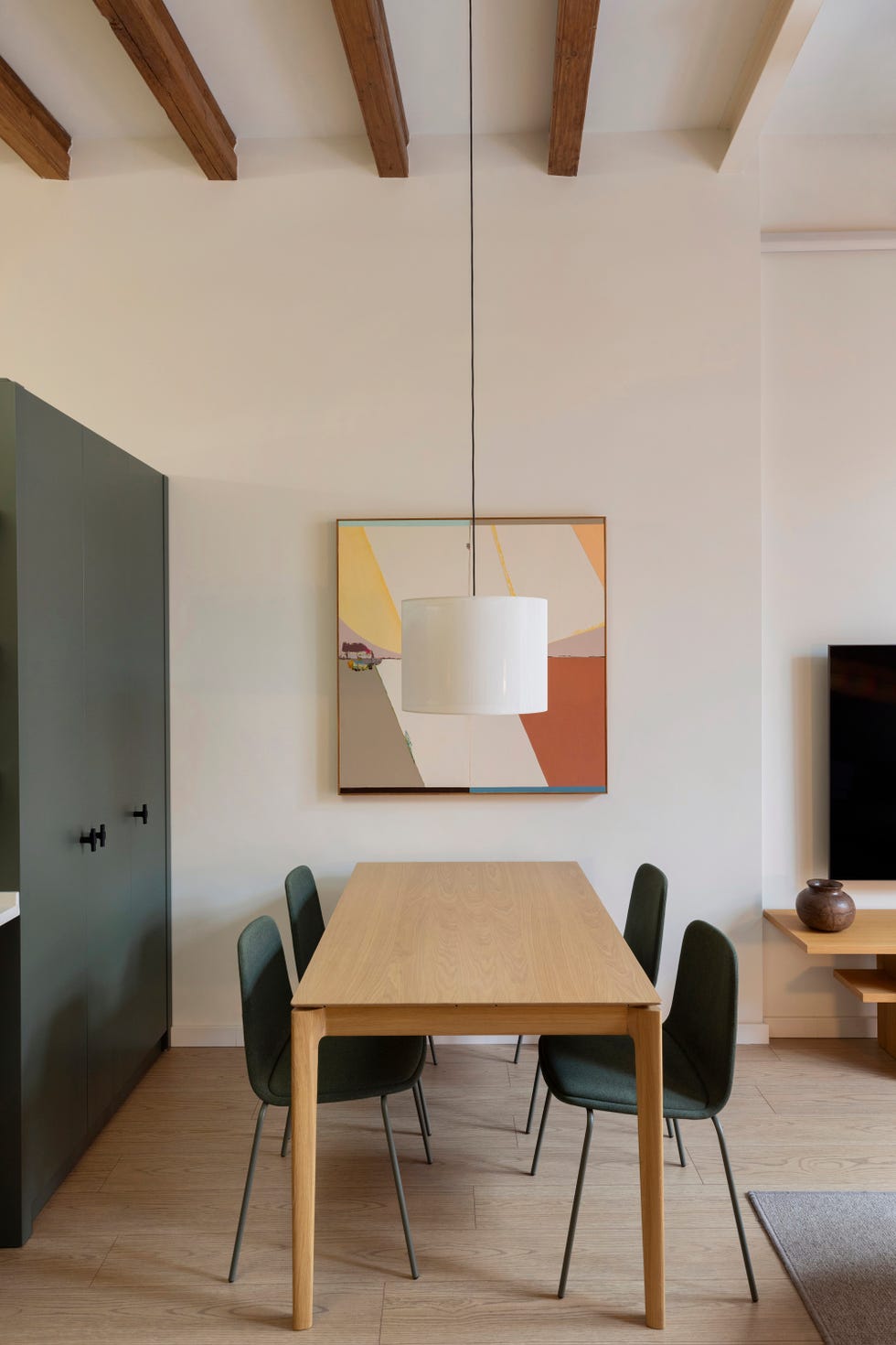 mesa de comedor de madera y sillas verdes