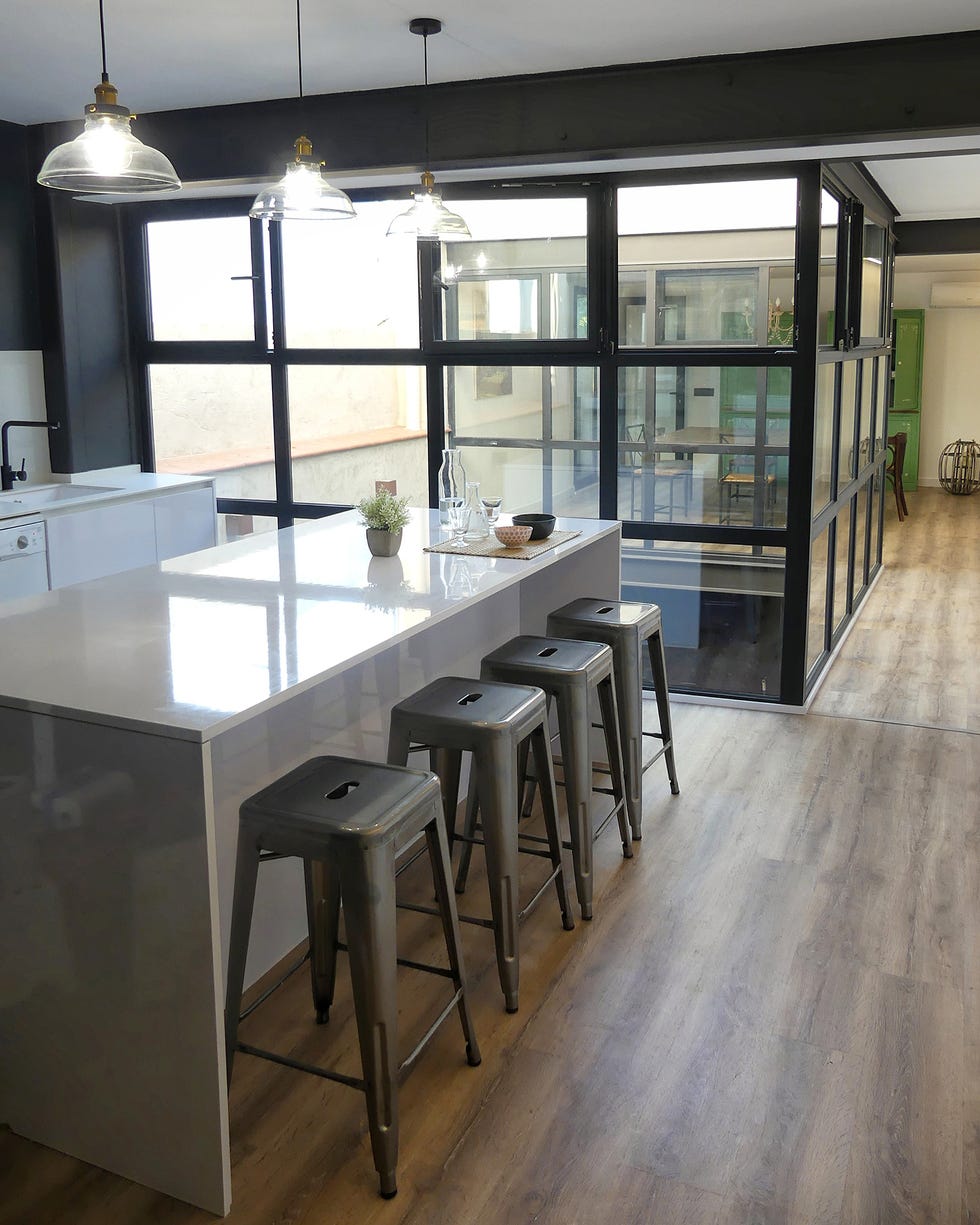 cocina abierta con isla central y taburetes