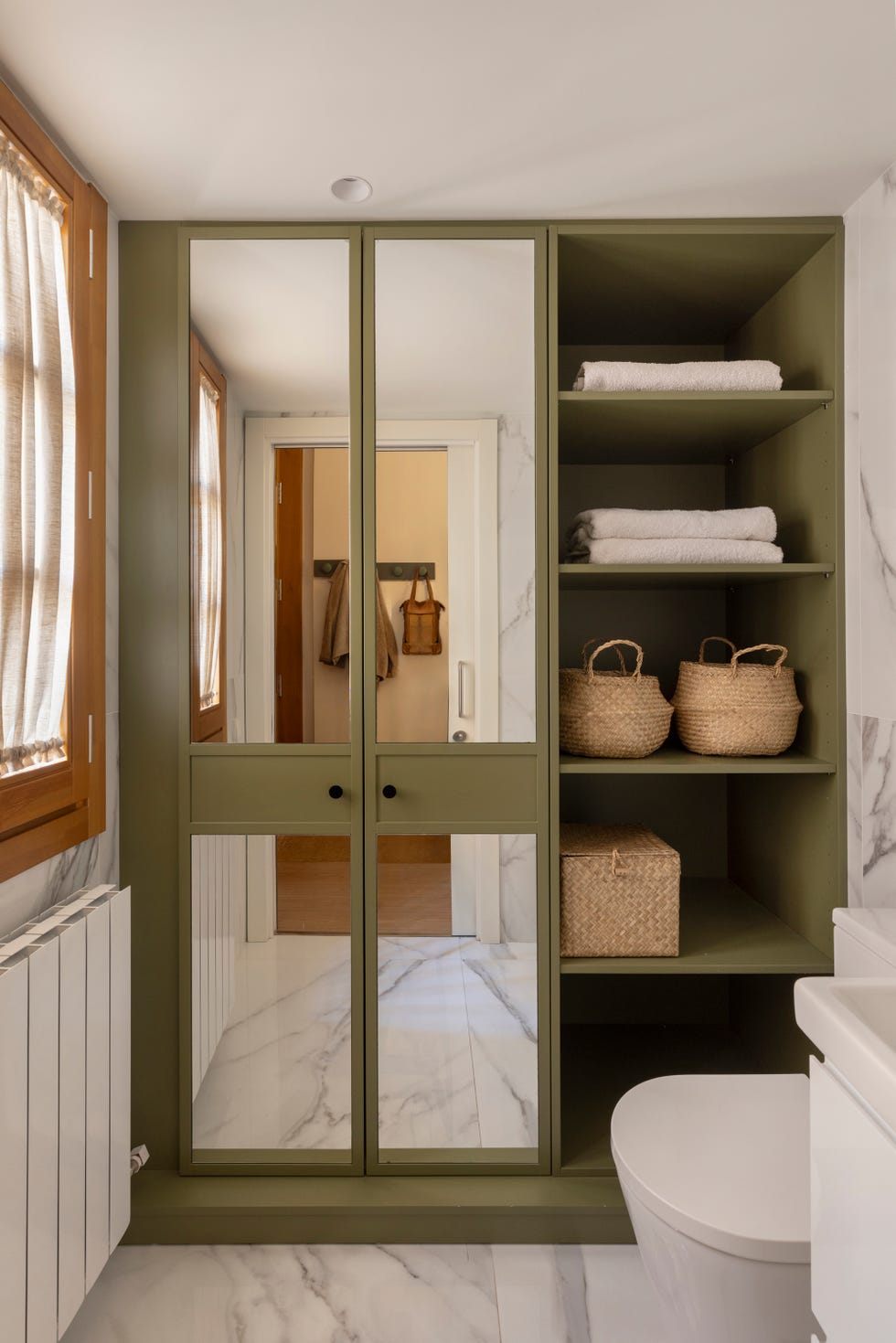 armario de baño verde con puertas de espejo