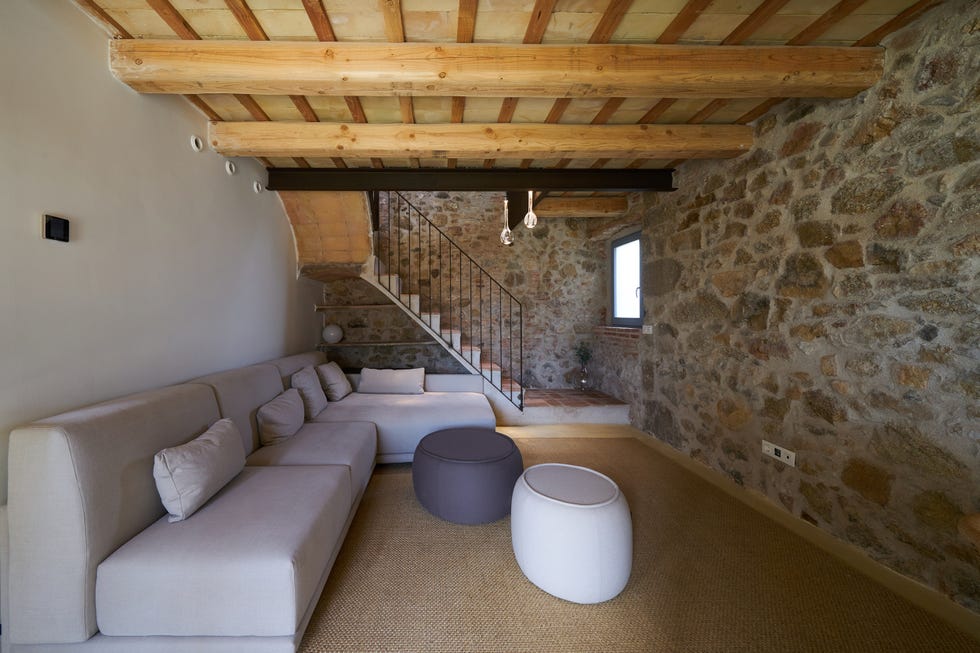 sofá con chaise longue moderno de color gris y vigas de madera vistas