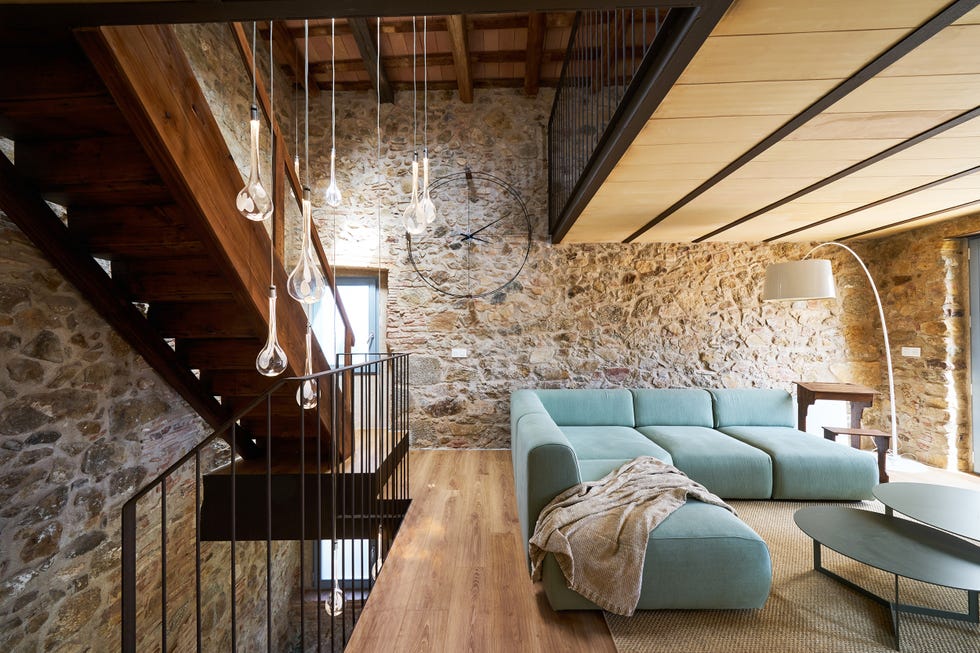 salón moderno con sofá en l tapizado en azul
