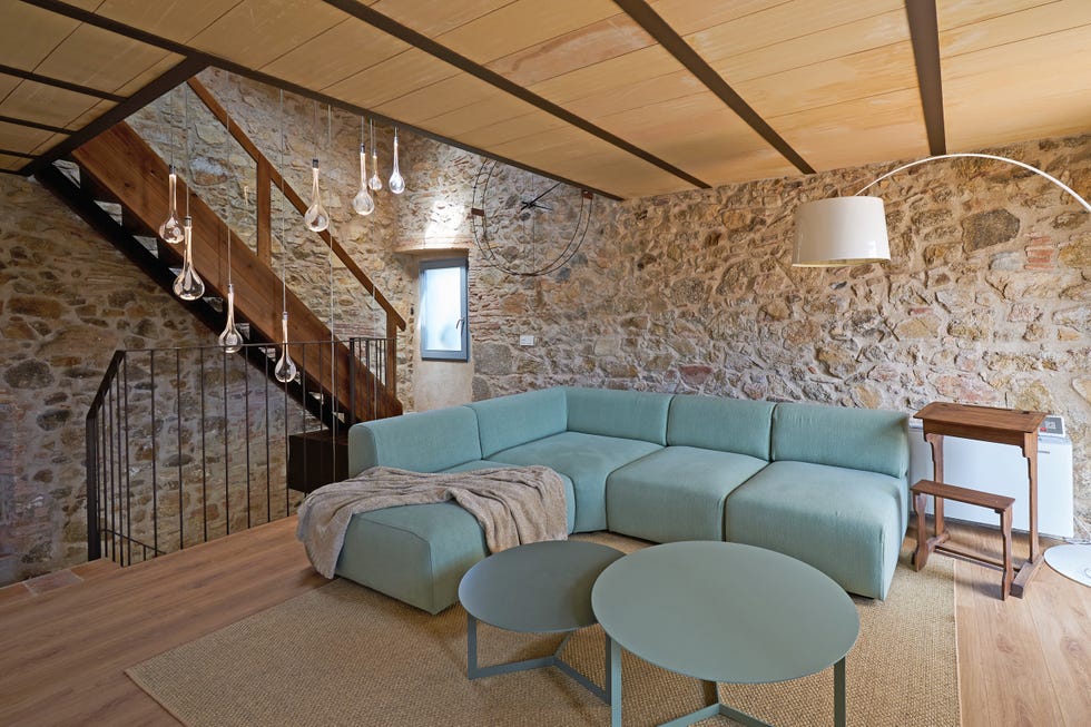 salón moderno con sofá en l tapizado en azul