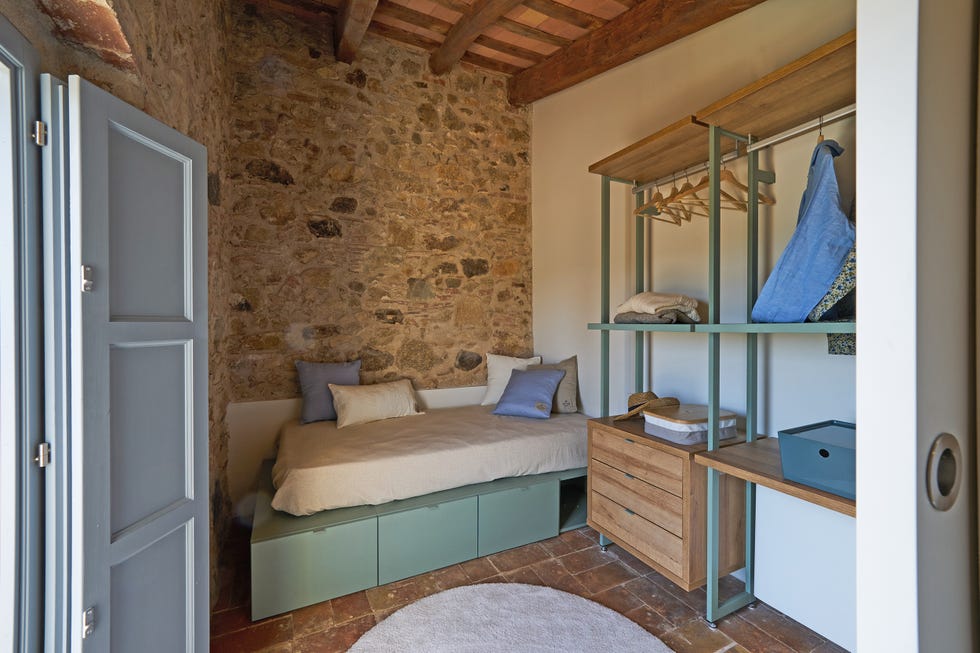 habitación con paredes de piedra vista