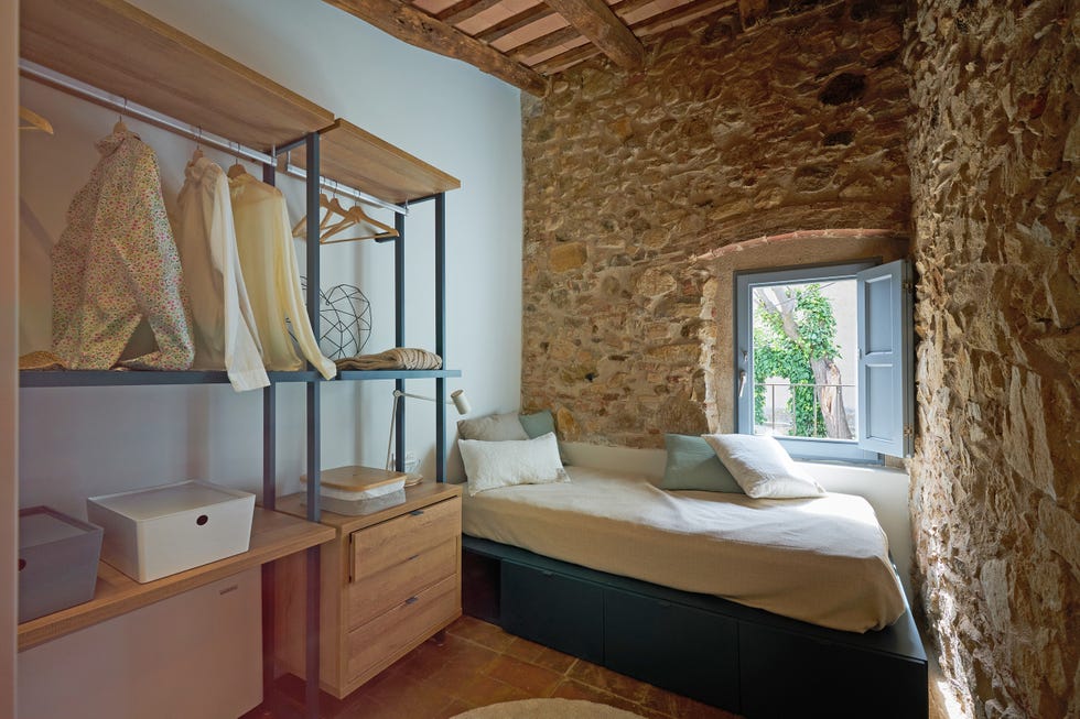 habitación con paredes de piedra vista
