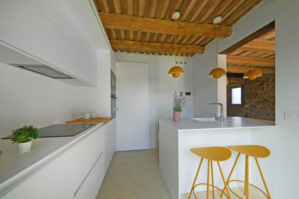 cocina abierta moderna de color blanco con península