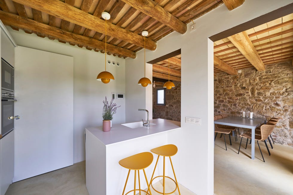 cocina abierta moderna de color blanco con península