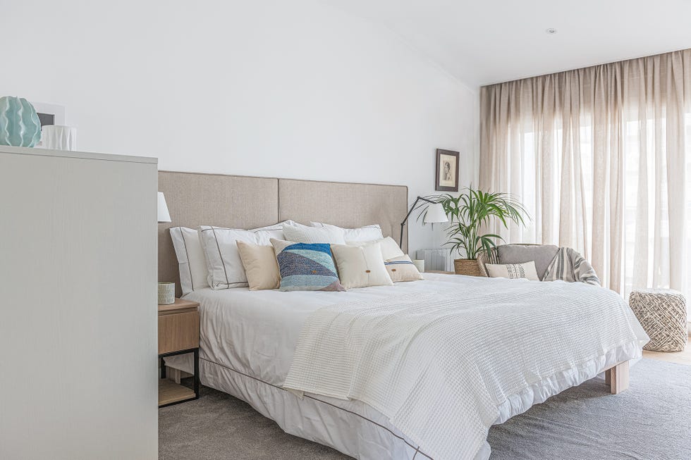 dormitorio con terraza decorado en tonos neutros
