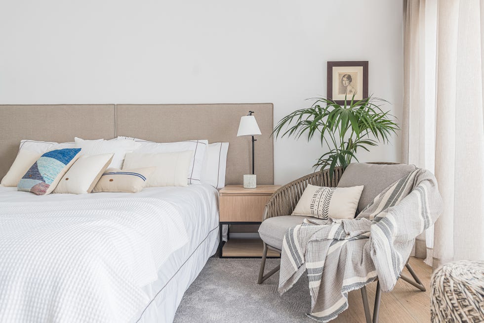 dormitorio con terraza decorado en tonos neutros