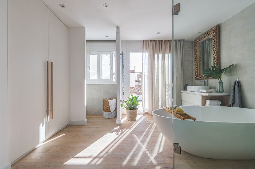 baño con bañera exenta decorado con piezas de fibras