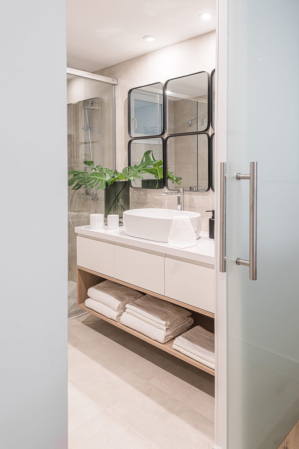 baño con ducha de obra y mueble flotante bajo lavabo