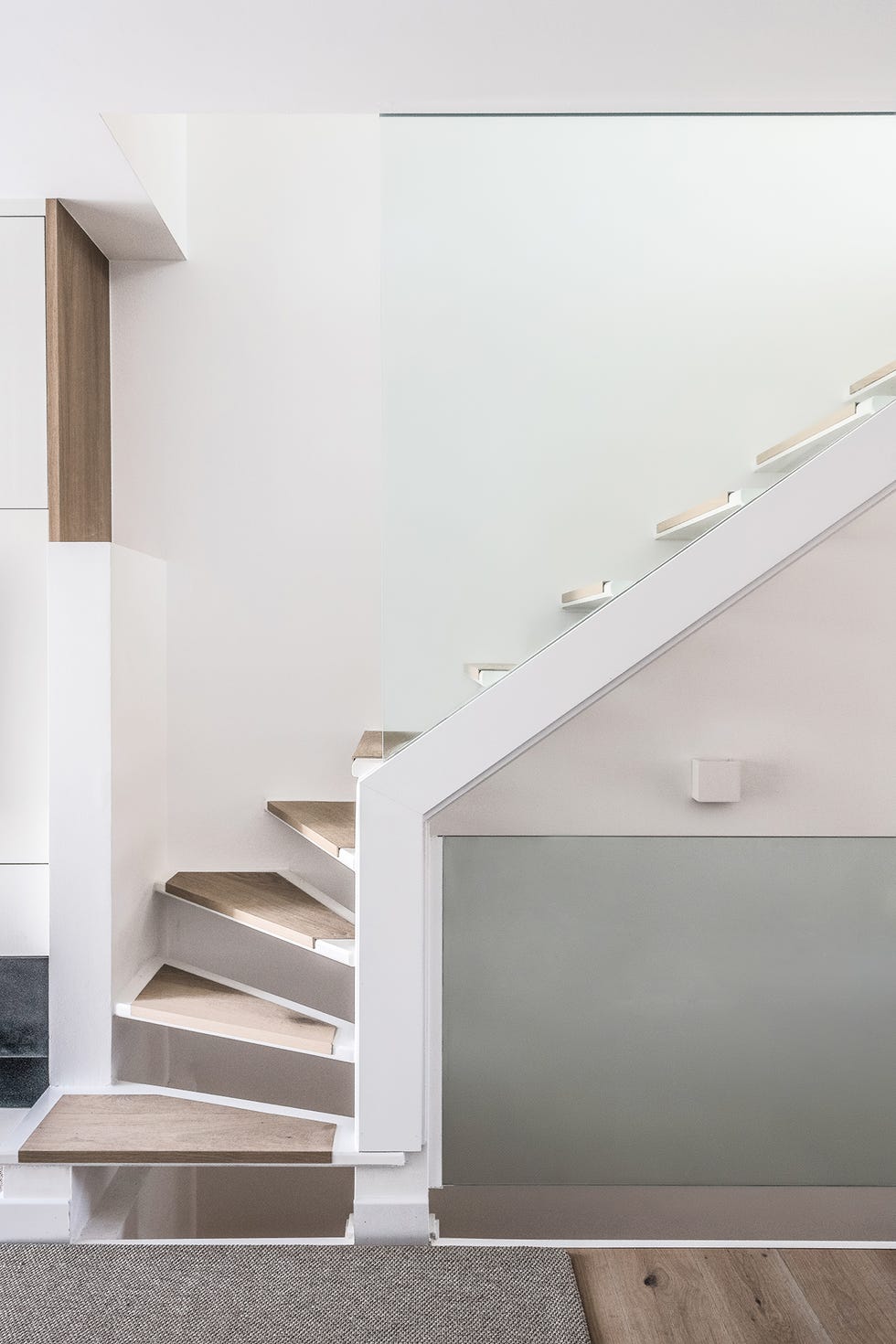 escalera con peldaños de madera