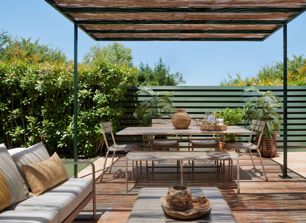 porche con pérgola y muebles de exterior