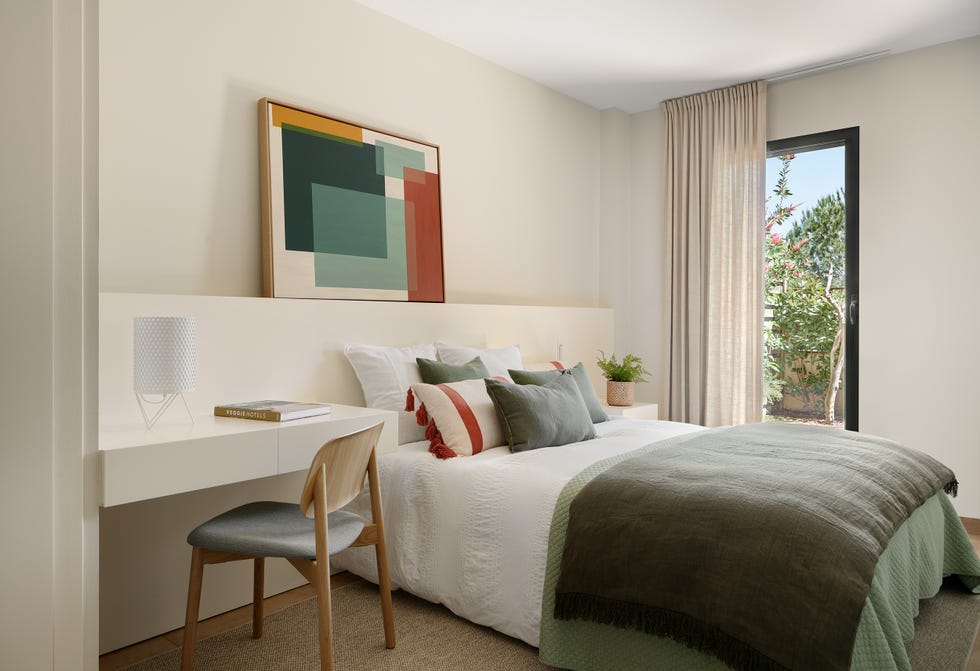 cama con cabecero de obra blanco y escritorio integrado