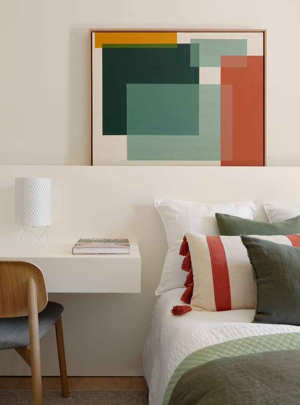 cama con cabecero de obra blanco y escritorio integrado