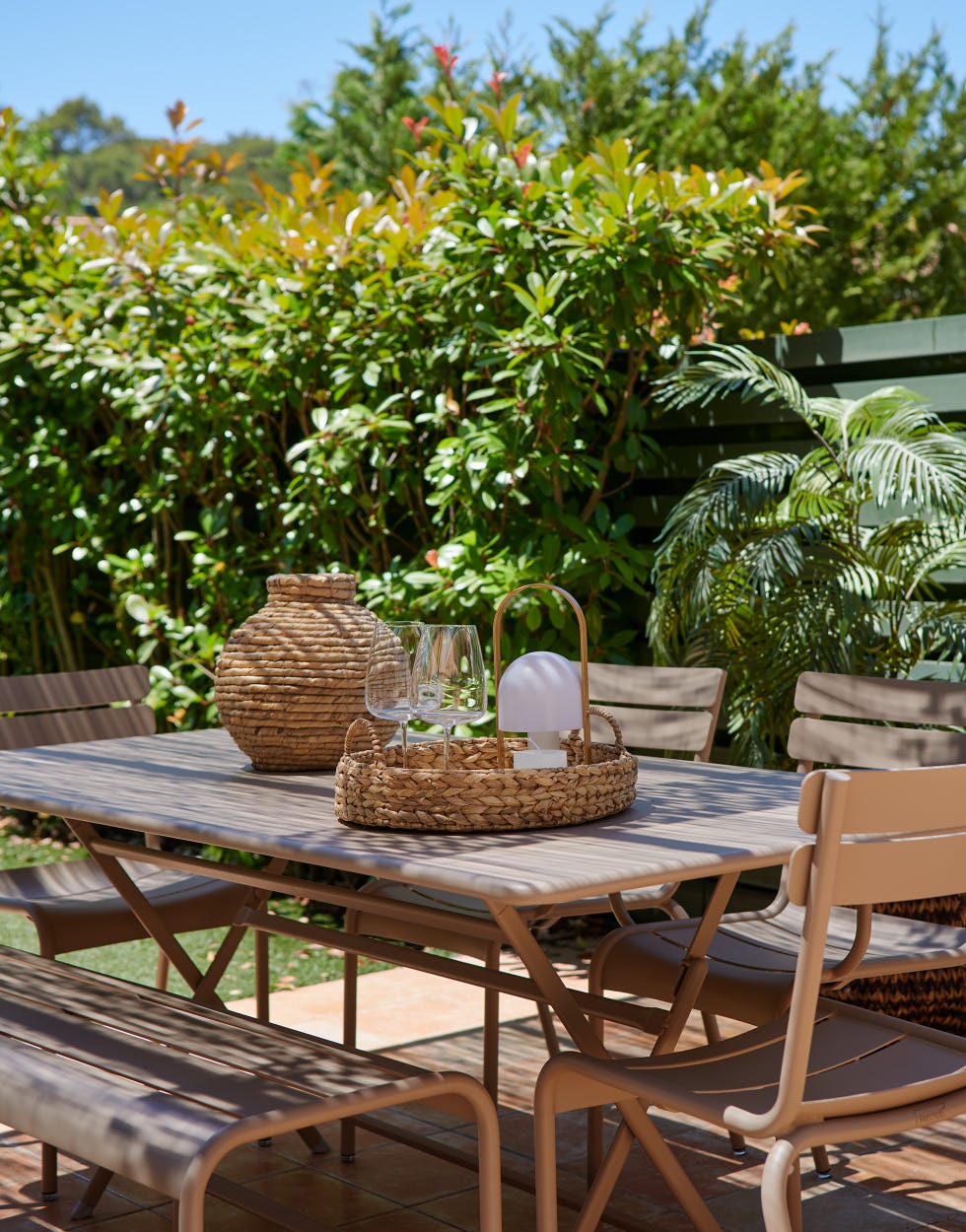 jardín con comedor de madera