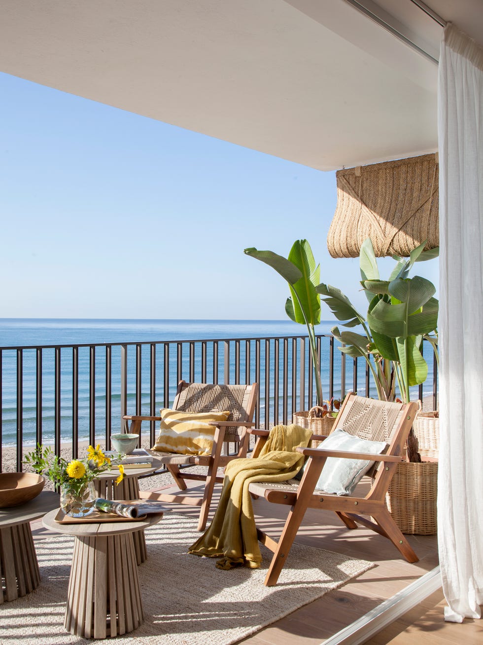 terraza con muebles de exterior de madera