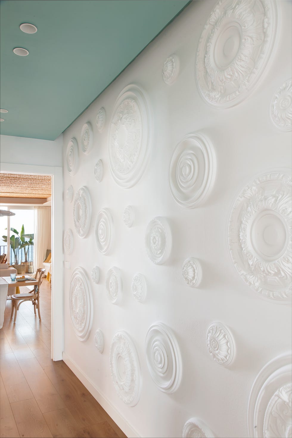 pasillo decorado con rosetones