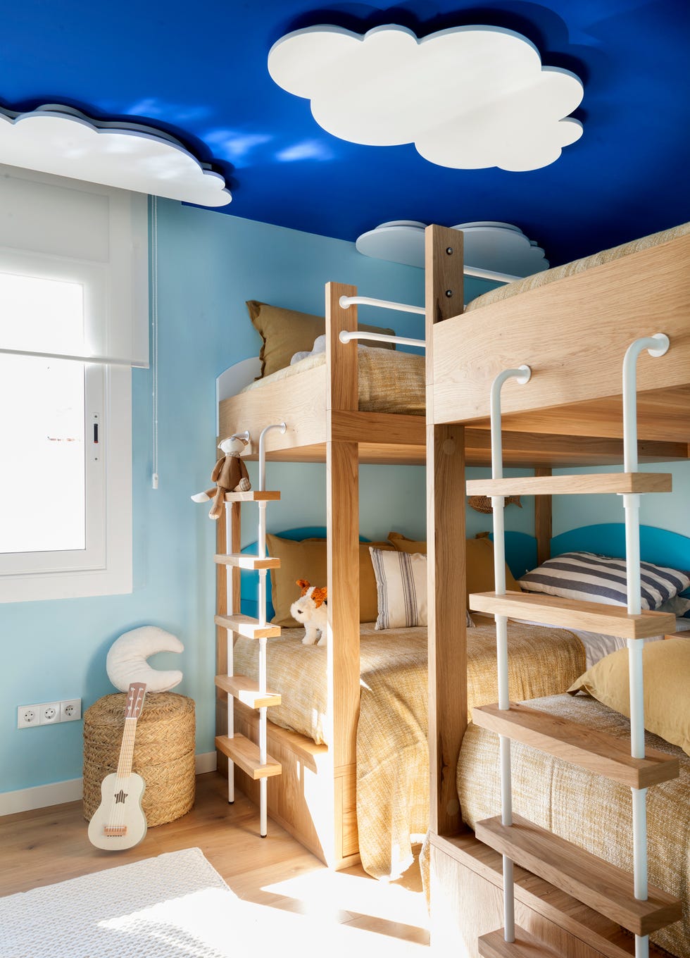 habitación infantil con dos literas de madera