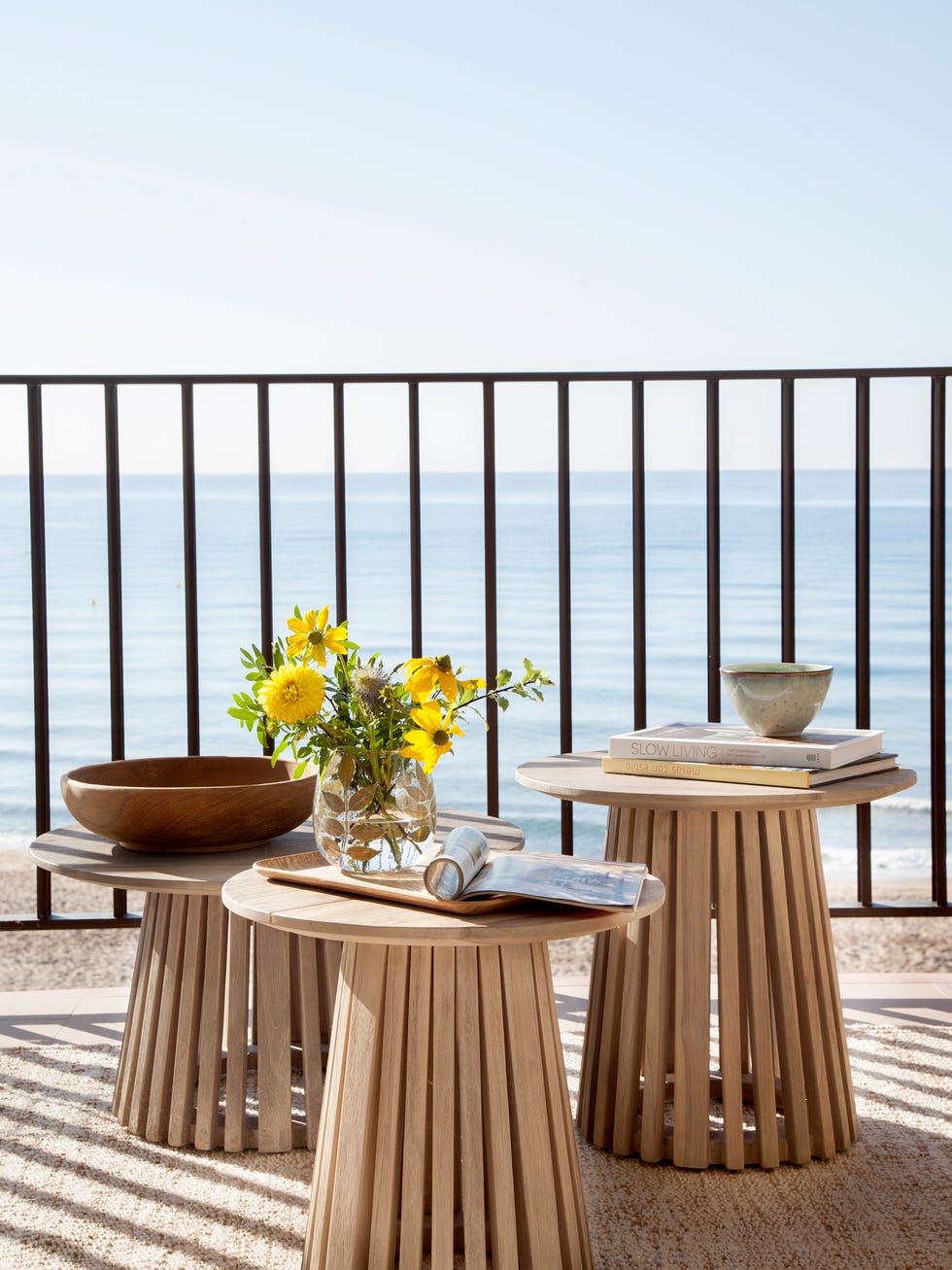 terraza con muebles de exterior de madera