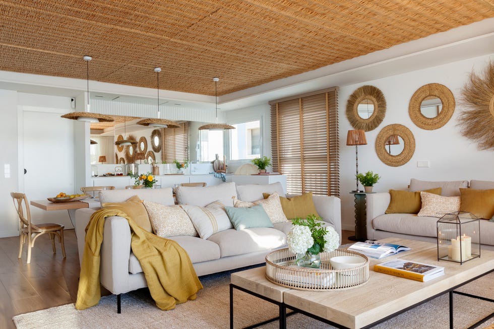 salón abierto con sofás beige y estilo mediterráneo