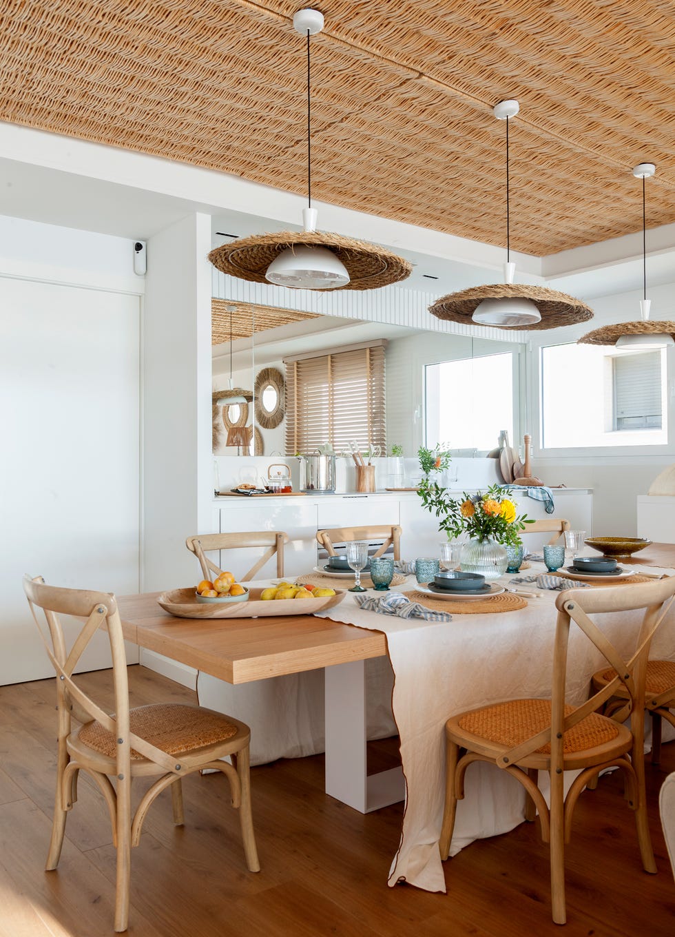 mesa de comedor con sillas de madera