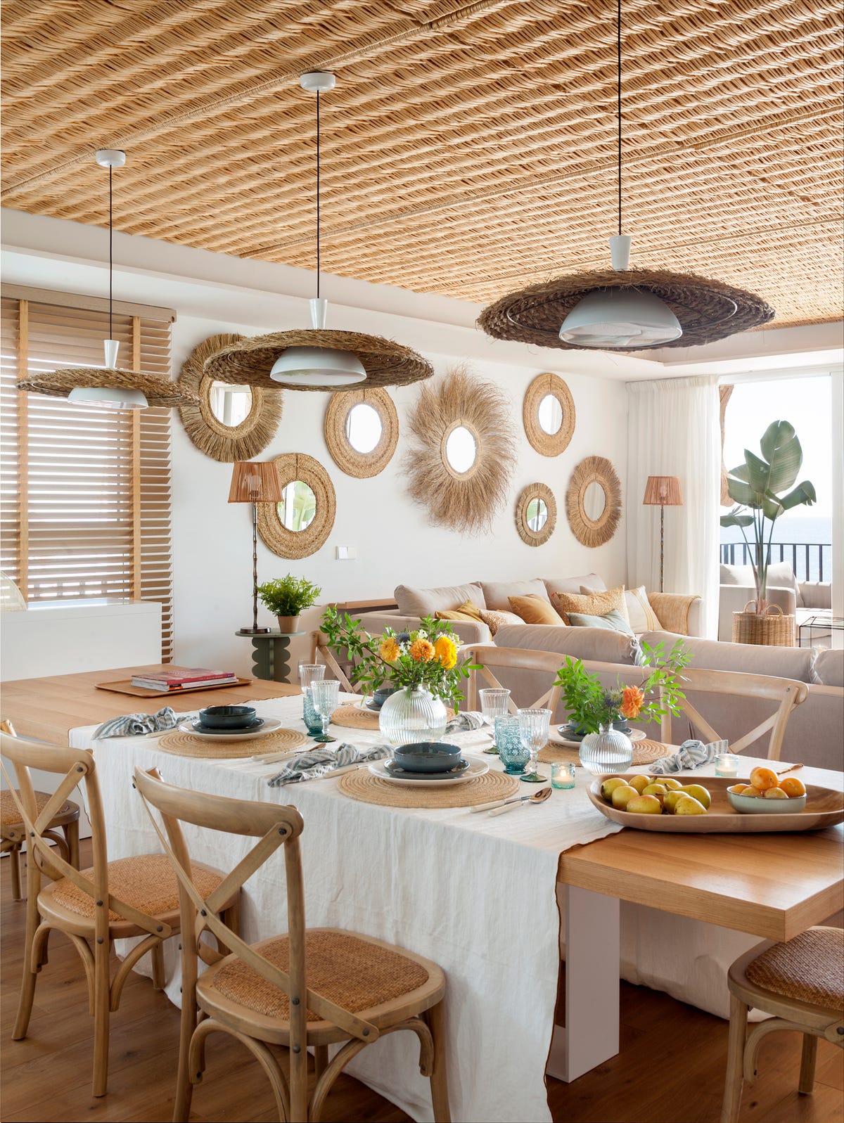mesa de comedor con sillas de madera