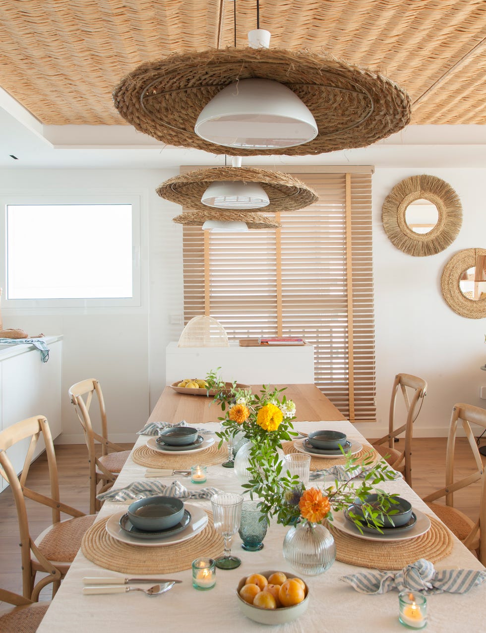 mesa de comedor con sillas de madera