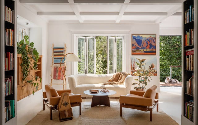 una casa moderna con terraza y patio