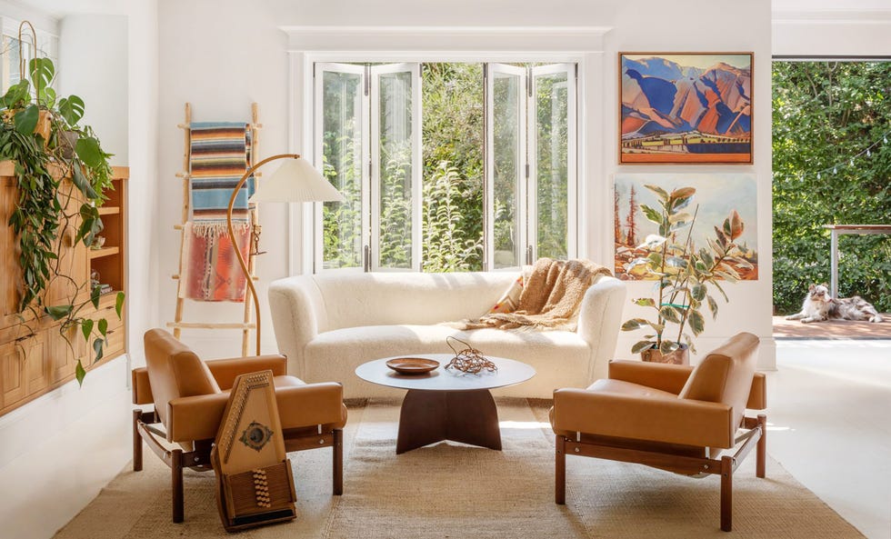 una casa con terraza y patio decorada con estilo natural, tonos neutros y muebles vintage salón
