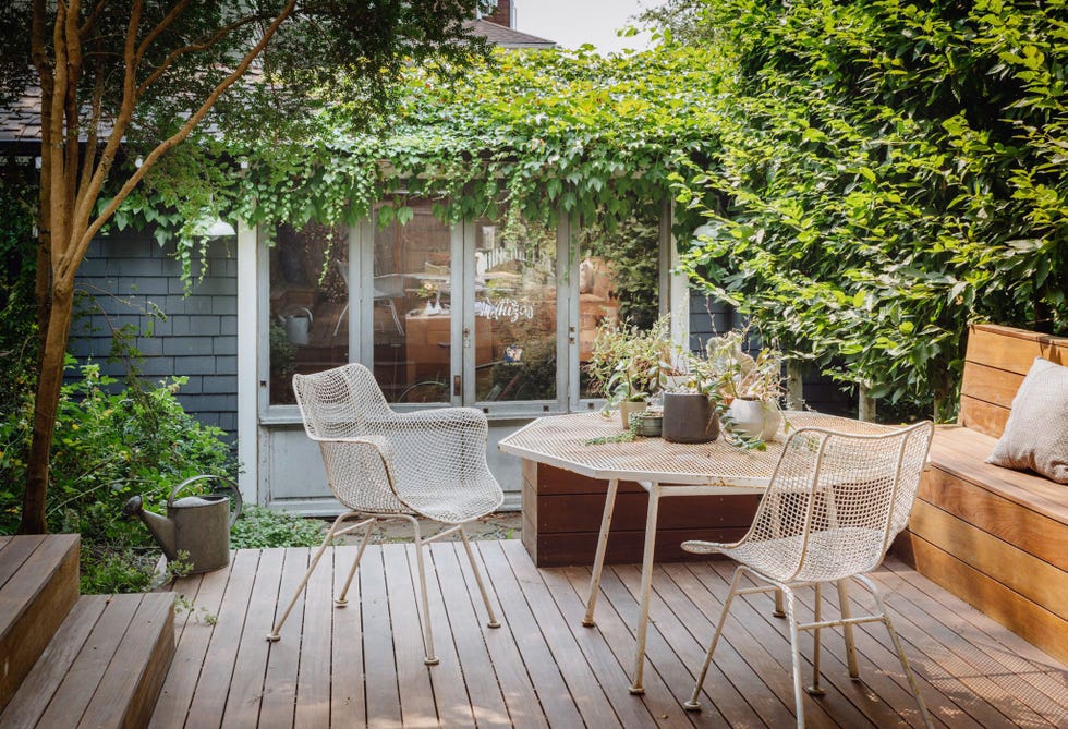 una casa moderna con terraza y patio