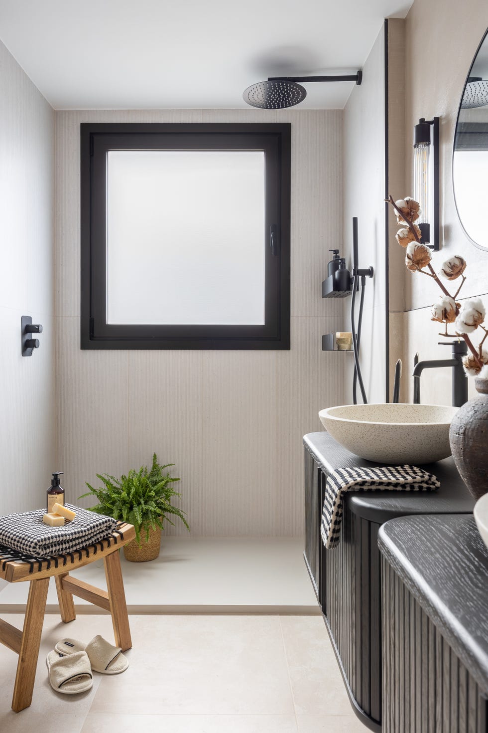 ducha con revestimiento porcelánico y ventana
