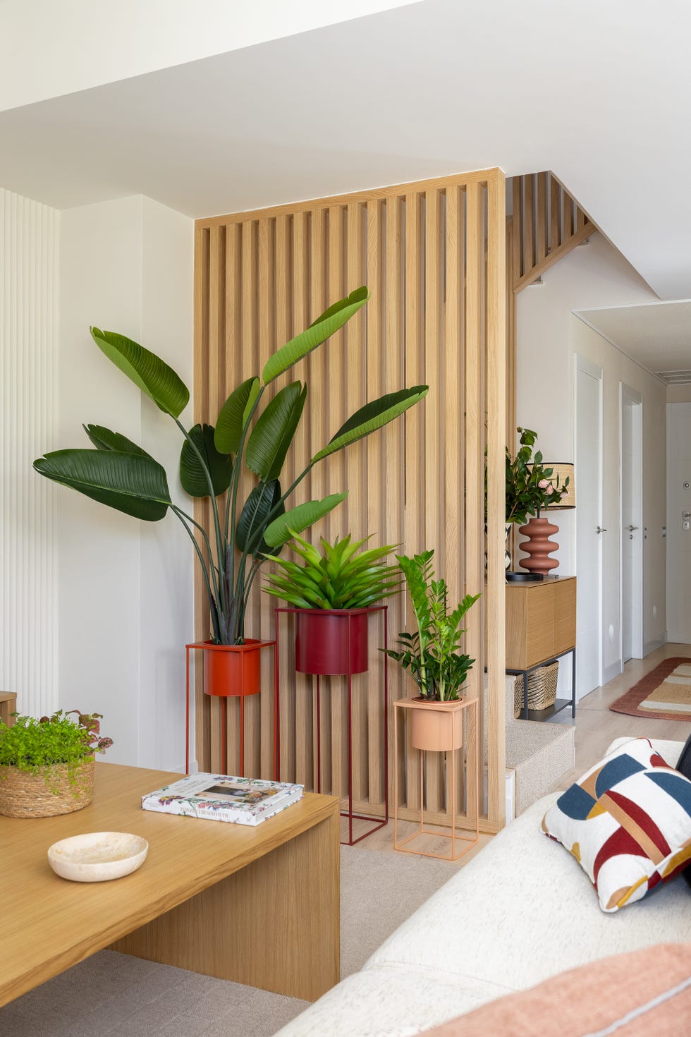 divisor de ambientes de listones de madera y plantas