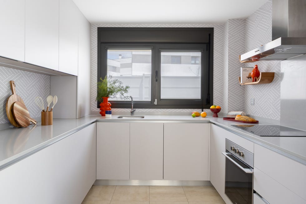 cocina con armarios blancos
