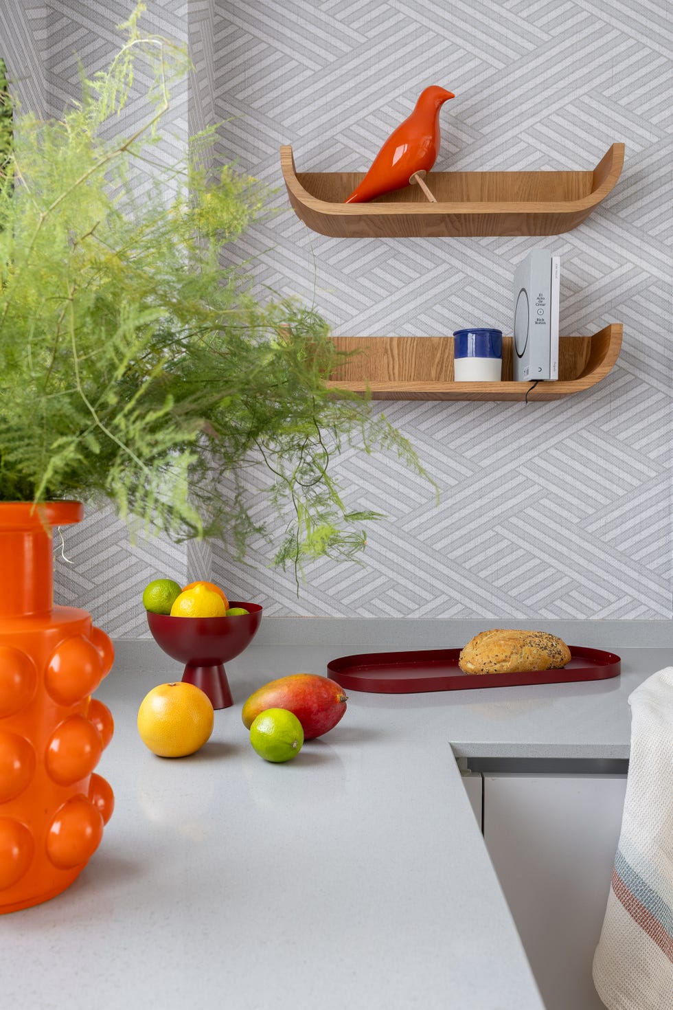 estantes de pared sobre papel pintado con motivos geométricos