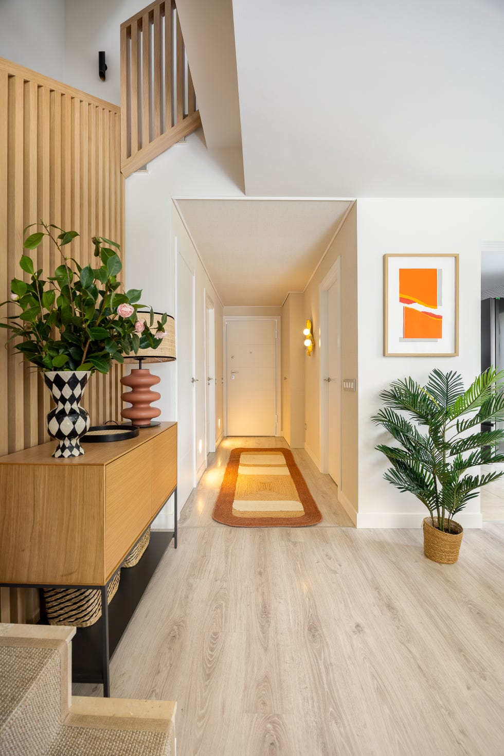 pasillo decorado con plantas