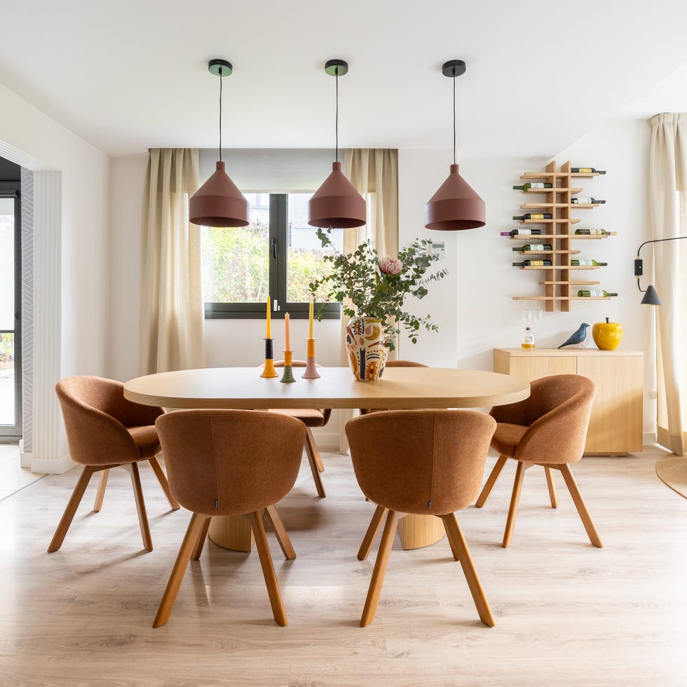 mesa de comedor de madera ovalada y sillas en color teja