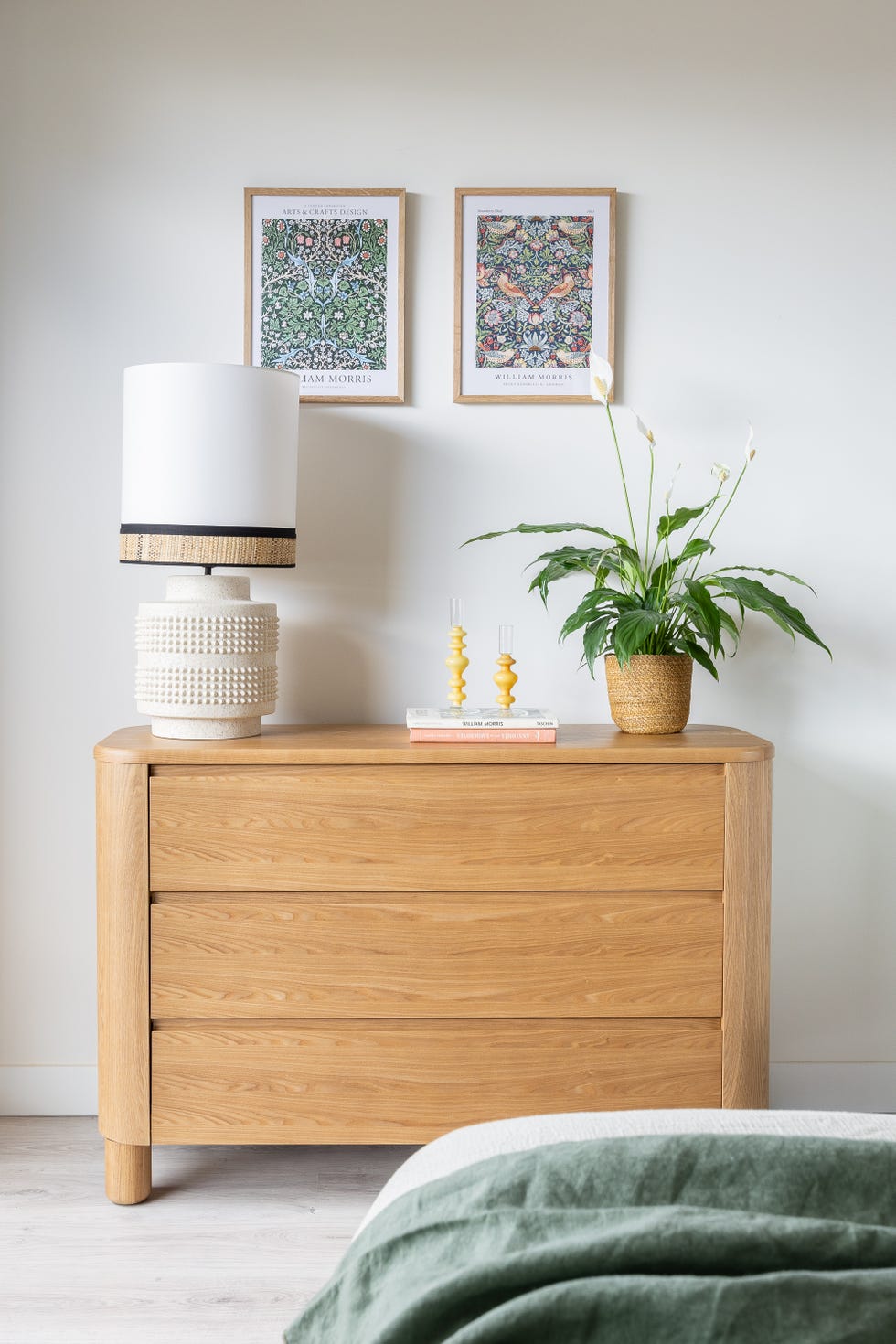 cómoda de madera con decoración