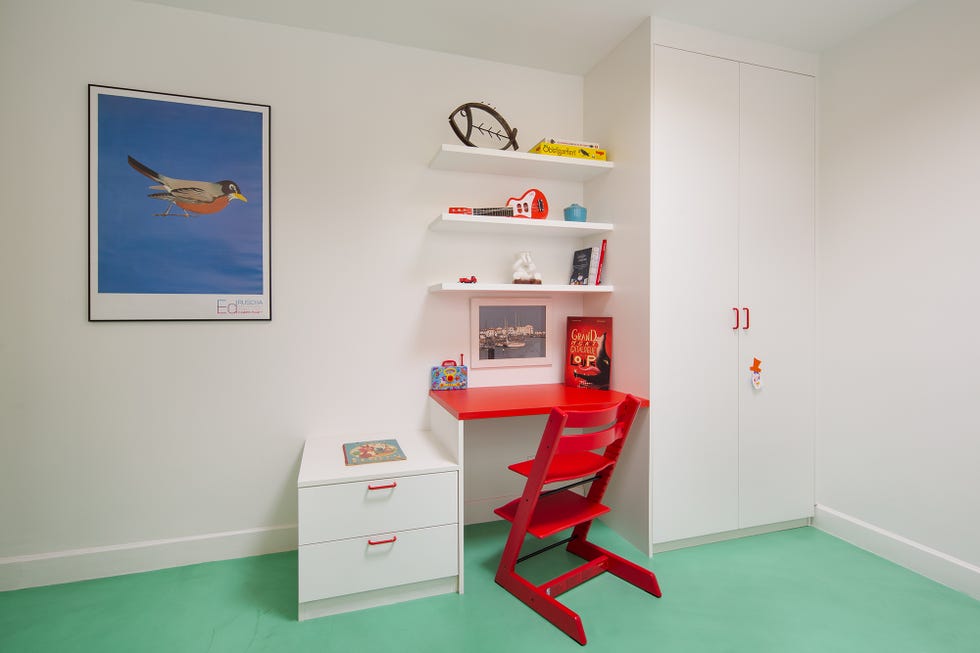 Habitación infantil con escritorio decorada con color