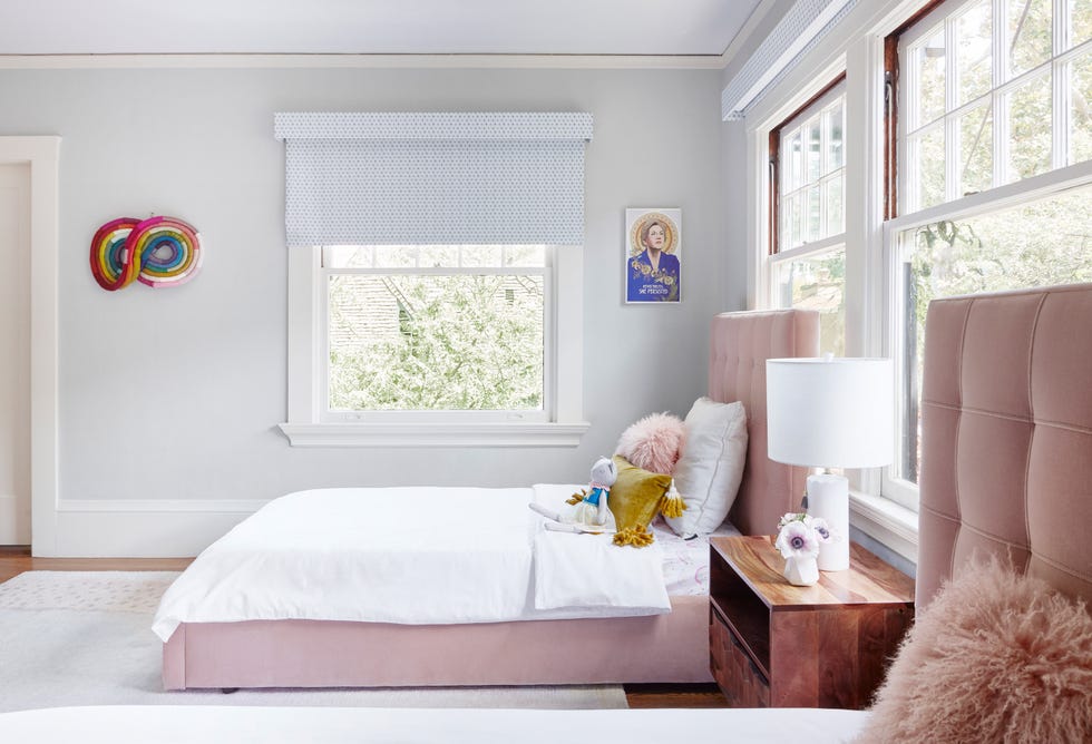 habitación infantil con dos camas tapizadas en terciopelo rosa