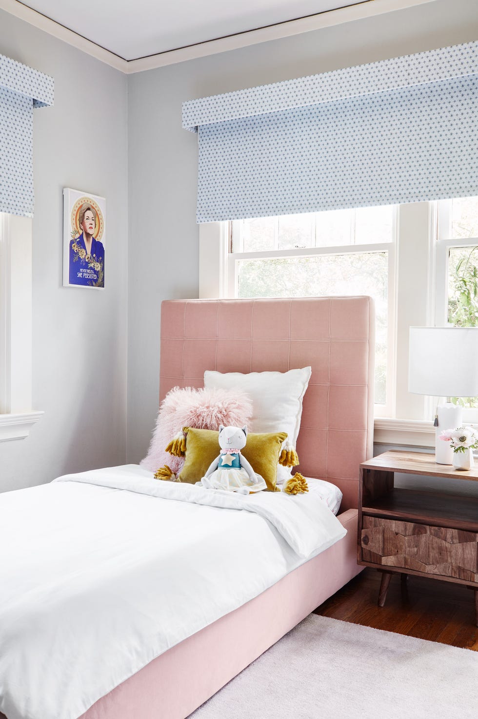 habitación infantil con cama tapizada en terciopelo rosa