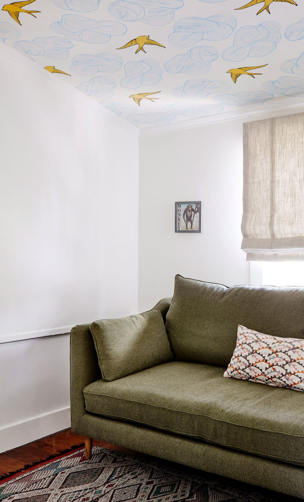 sala de estar con sofá verde moderno