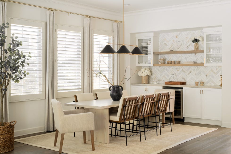 mesa de comedor de madera y sillas tapizadas en beige