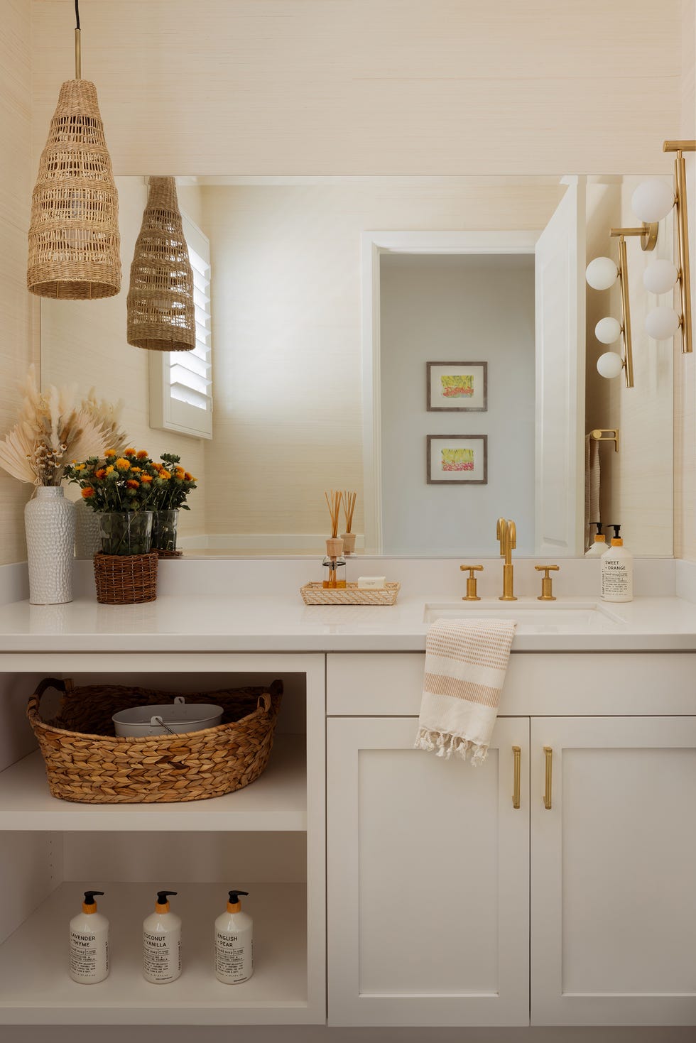 baño con mueble blanco y encimera de mármol