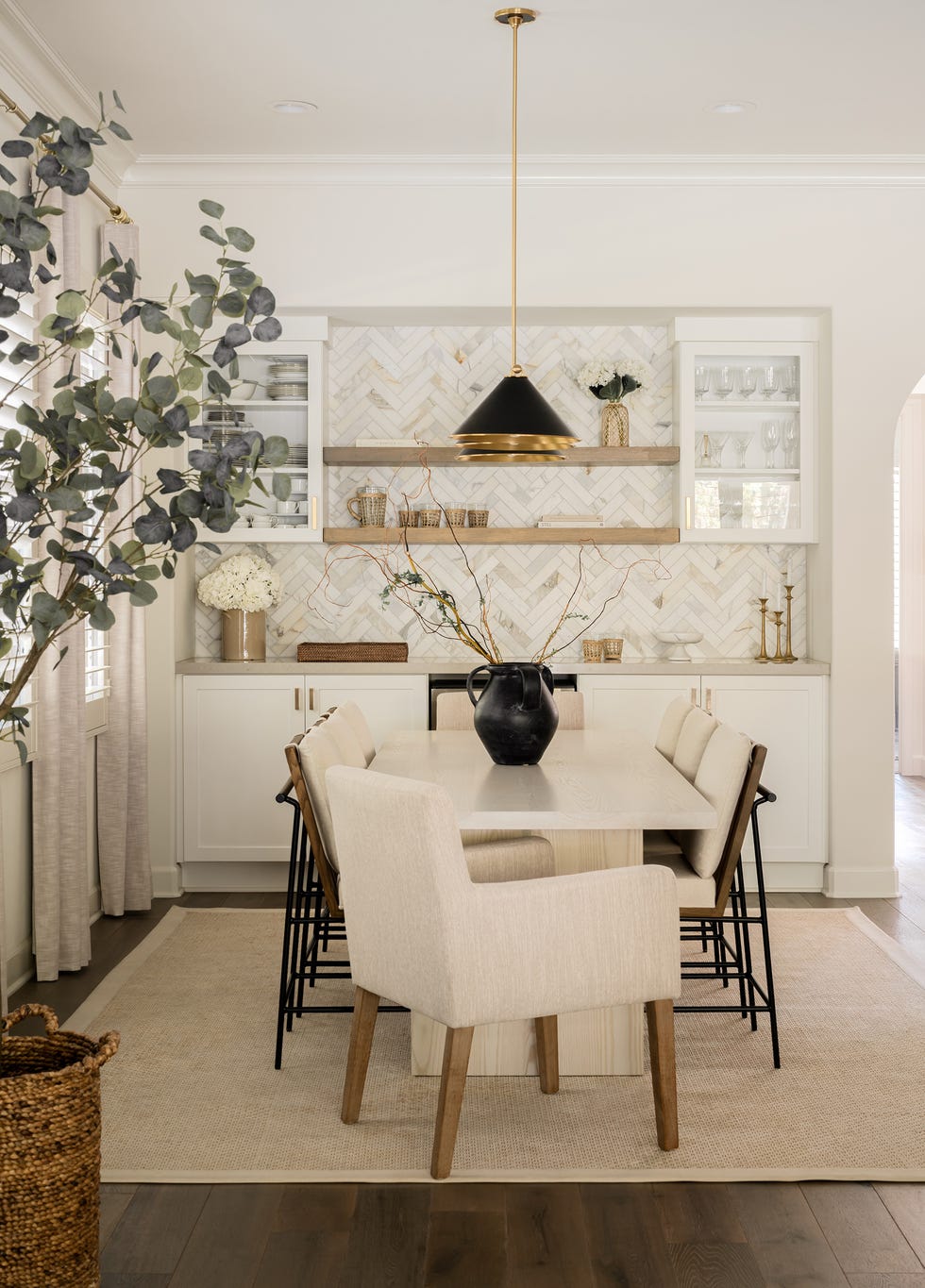 mesa de comedor de madera y sillas tapizadas en beige